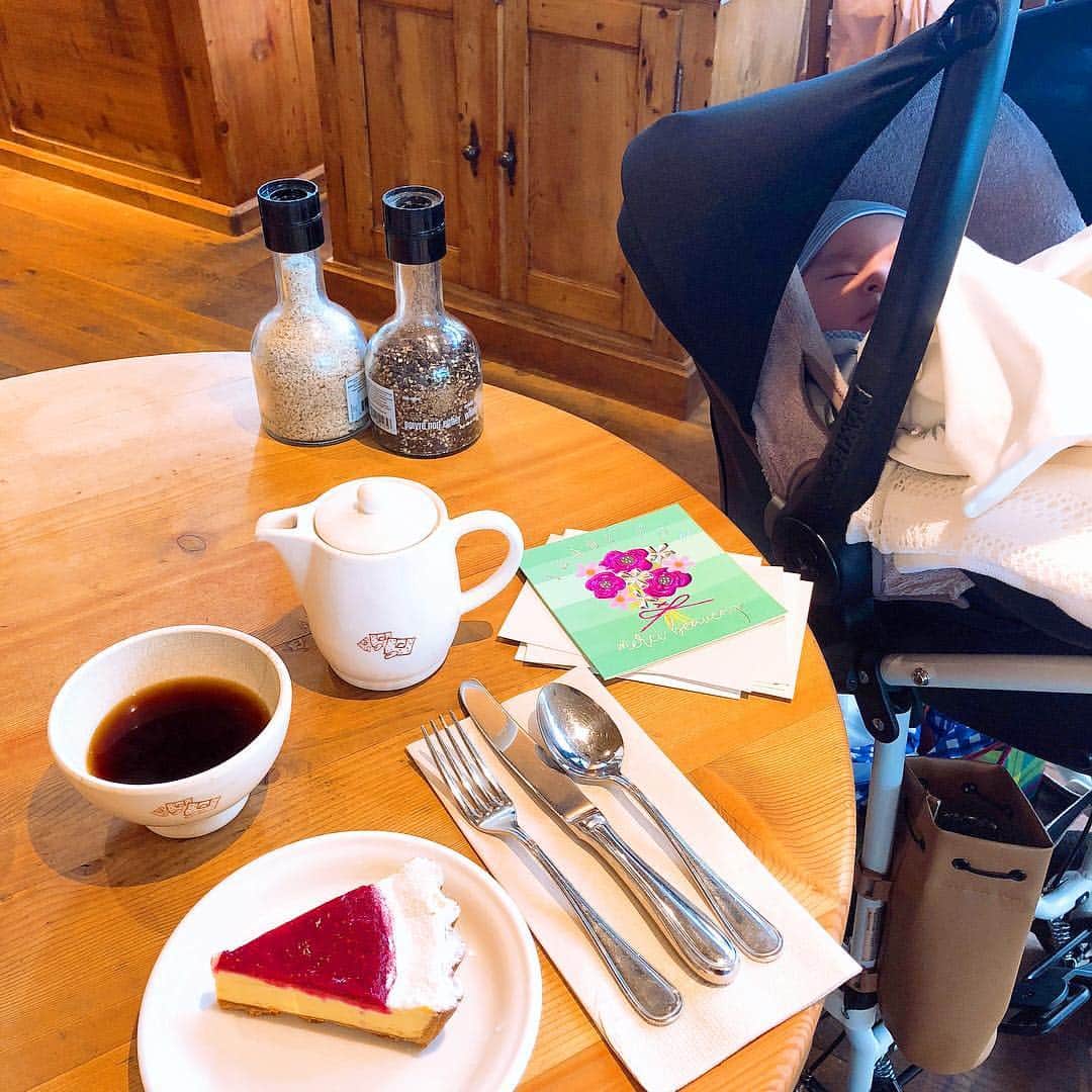 のインスタグラム：「寝てる隙に‥ ゆっくりお手紙書けた💌🖋📮 NY滞在中の仕事が早い日に morningしに行ってた @lepainquotidien で タルトとコーヒー☕️ 色んな思い出を振り返って 懐かしい気持ちに☺️💕 20代は好きな所へ行って好きなことをして 自分のペースで過ごすことが出来たから、 その頃の貴重な時間や思い出や経験は一生物✨ 二度とその頃は戻ってこないからね💕 30代も悔いが残らないように、 丁寧に、でも少し欲張りに🌸 たくさんの経験が出来たらいいな💕 子育ては私にとって 楽しみにしていた経験の１つ㊗️ 息子が生まれてきてくれてからは まず一番に息子のお世話だから また違ったペースになるけれど それはそれで幸せな過ごし方✨ 時間の流れがとってもゆっくりになった気がします💗 #relaxmonday #monday #tokyolife #letter #midtowntokyo #teatime #cake #lepainquatidien #ママライフ」