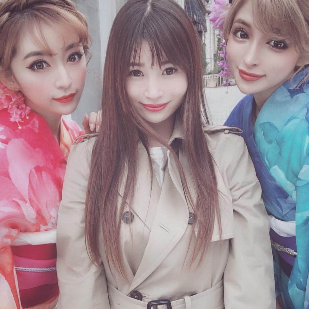 清水彩子のインスタグラム：「sugarの浴衣撮影👘 大好きな佳那恵ちゃん、ゆんちゃんコンビ💕 美人過ぎてずっと見てられる😍 可愛いのに面白くてノリが良いw 最後の2人のソロリ大好き💕 #貴重なオフショット  浴衣はsugarのオリジナルの浴衣👘1年前から何度も何度も修正してやっと出来た1枚💕  このグラデの色を出すのが本当に大変だった💦  チームsugarの渾身の1枚💕 皆に気に入ってもらえるといいな💕もうすぐ発売💕  #sugar浴衣 #シュガー浴衣 #jewels浴衣 #浴衣#ゆかた #グラデ浴衣 #グラデーション浴衣 #杉山佳那恵#ゆんころ #姉ageha #japan @kanaxxy_0421  @yunkoro519  @dress_sugar  @jewels_dress_official」