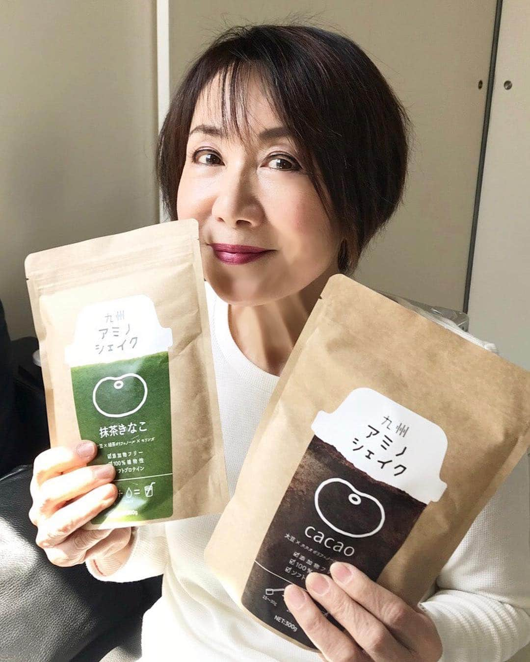 奈美悦子さんのインスタグラム写真 - (奈美悦子Instagram)「九州アミノシェイク！無添加、100%植物性！そして凄く美味しい〜。宮崎宣子ちゃんの紹介で送って頂きました〜。骨粗鬆症予防にもプロテイン飲まなきゃ。#プロテイン#九州アミノシェイク#無添加#植物性#抹茶きな粉味#カカオ味#凄く美味しい#100%植物性」4月8日 14時55分 - nami.etsuko