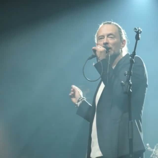 のインスタグラム：「Tonight at the @philharmoniedeparis Thom Yorke with Katia and Marielle Labeque, David Chalmin and Bryce Dessner. So so graceful 🖤  rg @karindeg #Gawpers #ThomYorke #OneSongADayCDM」