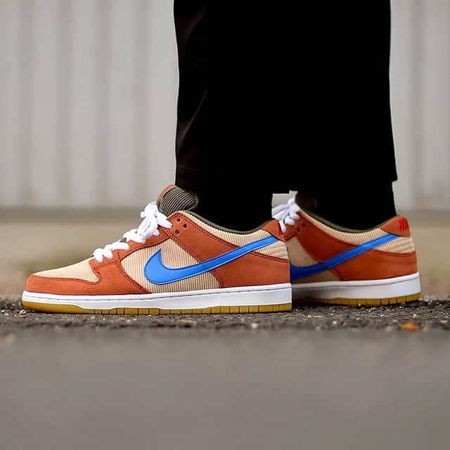 Sneaker Newsさんのインスタグラム写真 - (Sneaker NewsInstagram)「More SB Dunk goodness is arriving at select shops. What do you think about this corduroy pair? For a closer look, tap the link in our bio.」4月8日 6時27分 - sneakernews