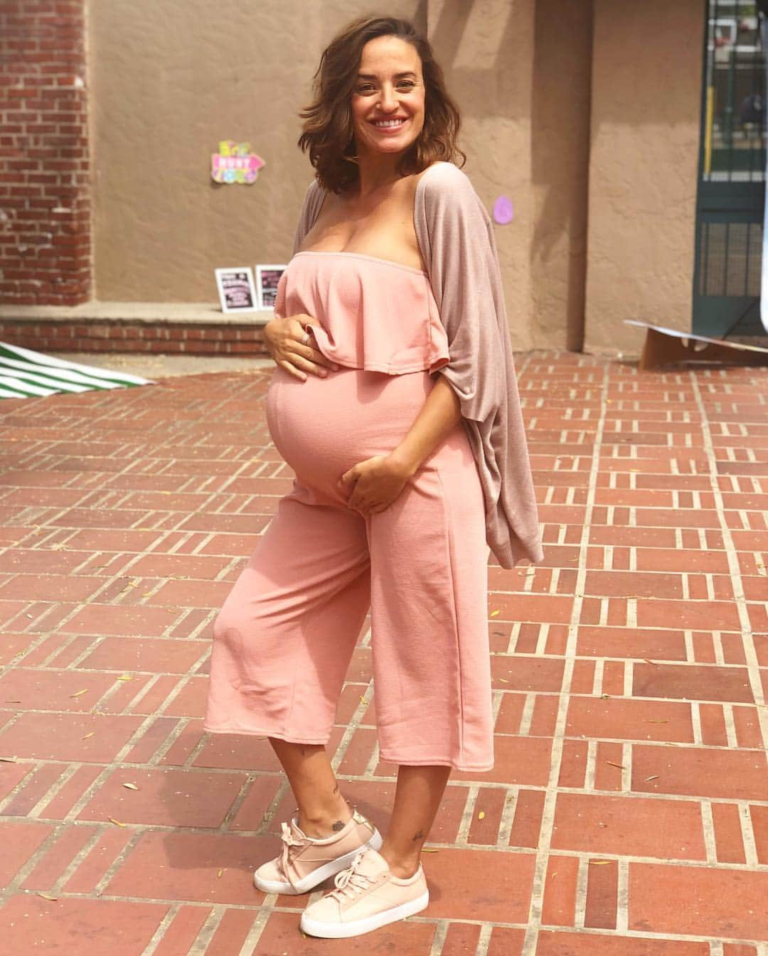 ジェマ・マリンさんのインスタグラム写真 - (ジェマ・マリンInstagram)「Sunday Fun Day💖 . . #pregnant #pregnancy #34weekspregnant #mama #mom #momtobe . 👗 @prettylittlething and @remie.girl 👟 @freshlypicked」4月8日 6時32分 - gemma_marin