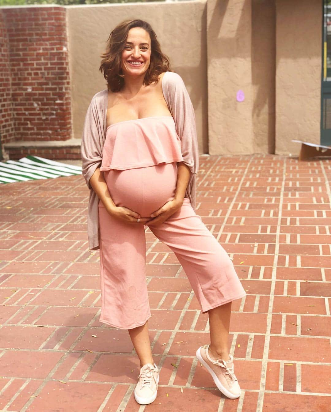 ジェマ・マリンさんのインスタグラム写真 - (ジェマ・マリンInstagram)「Sunday Fun Day💖 . . #pregnant #pregnancy #34weekspregnant #mama #mom #momtobe . 👗 @prettylittlething and @remie.girl 👟 @freshlypicked」4月8日 6時32分 - gemma_marin