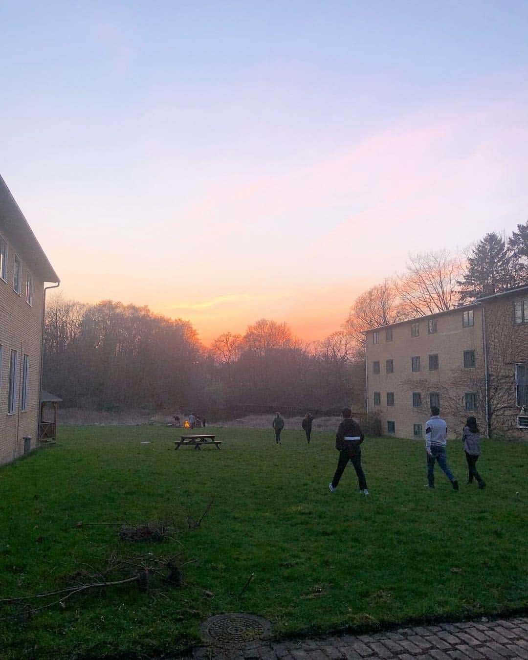 竹澤汀さんのインスタグラム写真 - (竹澤汀Instagram)「デンマークにきて1週間が経ちました。  学校に入って1日目、2日目は、とにかく情報過多で、大変でした。学校の中のこと、街のこと、授業のこと食事のこと洗濯の仕方。とにかく、情報からの情報、新しい人たち。わからない事は聞かなければ生活できないし、こんなに生活の全てを英語で説明されたことも尋ねたことも人生でなかったのでいい経験でした。  おかげで、4日経って耳も少々慣れてきて、友達も出来て、居心地が変わった気がします。  海外旅行がなんなく出来たとしても、ここでは、なかなか足りません。ほとんどの人が英語でディスカッションを出来るほどのスキルがあるので、（というかディスカッションをしにきている）Yes/Noで終わる事ができないのです。  海外での生活も、英語でのディスカッションも経験がない私にはかなりのハードルの高さです。でも、せっかくきたので一生懸命恥をかいて挑戦していこうと思います。  しかし、そうするには、ちゃんと助けてもらえる人間でなくてはいけないので、自分のパーソナリティを現状の言語力以上にコミュニティに伝える課題もあります。  私はラッキーで、音楽がその助けをしてくれていて、本当によかった。  自分のアクションで、自分のまわりが見えやすくなったり、動きやすくなることは、とても興味深い事です。  校長先生が新しい生徒たちを集めて、話をしてくれた際、まだ始まったばかりだから疲れるだろうけど、自分のペースを守っていいからね、と。学校の中の、部屋でも違う場所でも、街のコーヒーショップでも、自分のスペースを見つけてね、と言っていました。  また、学校の中には常にコーヒーとティーが用意されていて、好きな時に飲めます。ミーティング中でも。  とにかく学びの場において、リラックスするということがいかに大切か、という事を考えさせられると同時に、日本では、授業中に飲み物飲んではいけないとか、トイレに行ってはいけないとか、連帯責任だとか、地毛を証明しろとか、ブラが透けるから色決めるとか、無駄なルールが多いのでは、と思ったりしました。（私だったらブラの色を学校に決められたら気持ち悪くて退学したくなりそうです。） 少なくとも、自分の経験上はそういったルールが多かった。  私が今いる場所では、個性を尊重するアクションや言葉や仕組みが、日常の中でも感じられます。  言葉以上の深さがあります。  はじまったばかりで、これからまだ何がおこるかわからないけど、楽しみです。  #denmark🇩🇰 #旅ログ #traveler #travelling #mgwtkzw」4月8日 6時33分 - migiwaaaaaaaaaa