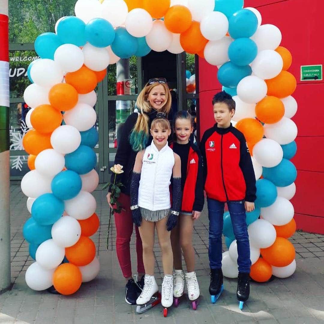 ホフマン・ノーラのインスタグラム：「Micsoda vasárnap🤗WHAT A SUNDAY!  Way to say good bye for 33;) #kicsiktőlanagyokig @hoffmann.akademia @hunskate @teampassion_hun #myskatingfamily #hkateam #weloveskating #hunskate #sport21 #hkaminiteam #lifeisabigadventure #sowhatyoulove #morningtillnightevent」