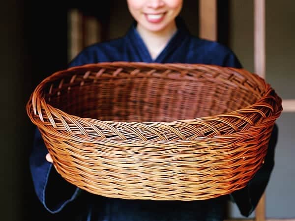 竹虎さんのインスタグラム写真 - (竹虎Instagram)「山に入ってみないと、どんなシダがあるか分からない。太いシダからは大きな籠、細いシダは小さいな籠が作られる。だからシダ次第(シャレではない)。 . #竹虎 #虎斑竹専門店竹虎 #山岸竹材店 #竹虎四代目 #TAKETORA #竹屋 #竹製品 #竹細工 #竹工芸 #竹 #bamboo #虎竹 #真竹 #青竹 #白竹 #淡竹 #孟宗竹 #シダ #籠 #ざる #盛器 #ワラビ籠 #洗濯籠 #衣装籠 #整理籠 #脱衣籠 #ワラビ #二重編み」4月8日 6時47分 - taketora1894