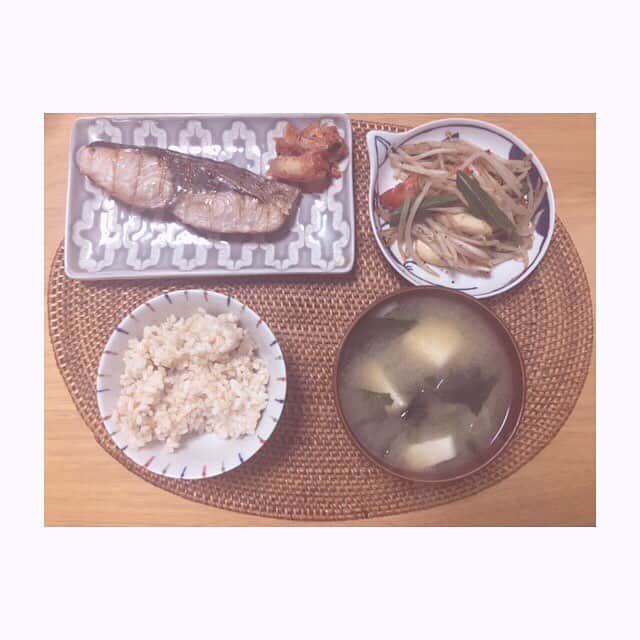 みのり(26)＠東京 ダイエットさんのインスタグラム写真 - (みのり(26)＠東京 ダイエットInstagram)「. ☀️あさごはん . 玄米ごはん ぶり もやしとえりんぎの炒め物 キムチ 豆腐の味噌汁 . . . おっはよーう。 . 昨日、ファミリーマートで 新発売されたライザップ監修の #たっぷり食べたいプリン . . を、ストーリーにあげたら たくさんの人から『わたしも思った』って コメント頂いてビックリした😳🤣 . . 食事をコントロールして 糖質低めなプリンなのはわかるけど... . . なんで、『たっぷり食べさせよう』と それを考えたのか、商品開発部(?)に疑問です😹 . . なんならコントロールして ゼロカロリーならまだしも🤔 . 今ダイエット頑張りたいって人にとっては なんで...( ‾・ω・‾ ) . . と思ってしまうわけです。 . なんなら小さくてもいいから、 SATUKIのスーパーピュアプリン🍮 . いや、パステルのプリン🍮 . キャラメルがとろーりのった ボコボコの昔ながらの #喫茶店のプリン 🍮 . を少しだけ食べて満足したいです🥰💓 . . #結局食べたい #ダイエッターの気持ち #ごめんね . . #minoriの彼ごはん . ◉ライザップ公認の紹介アンバサダーです。 〜紹介特典で、お安く入会できます〜 . ▶︎全国どの店舗でもOK 紹介カウンセリング限定で、 ２週間のトライアルコースもあります(^_^)/ . ▶︎入会やカウンセリングをお考えの方、 ご質問なども、DM✉️ください。 . ★トレーニング見学もできるよ★ RIZAP BMG2017🥈特典あり😉 . #rizap #ライザップ . #ダイエット #diet #レコーディングダイエット #ダイエッター #公開ダイエット  #朝ごはん #morning #糖質オフ #食べて痩せる #おうちごはん #食べる #糖質制限 #低糖質ダイエット #女子力  #和食 #クッキングラム #自炊女子 #玄米 #腸内環境 #食事管理 #栄養 #グルテンフリー」4月8日 6時39分 - minorizap