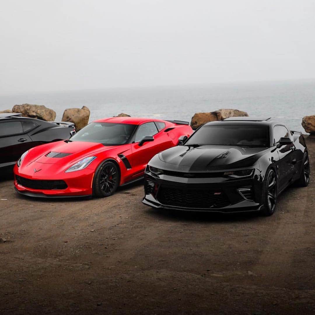CarsWithoutLimitsさんのインスタグラム写真 - (CarsWithoutLimitsInstagram)「WHICH WOULD YOU CHOOSE? Corvette or Camaro ❤️🖤 Owners: @zo6hazler @murder6.2  #carswithoutlimits #chevrolet #camaro #corvette #z06」4月8日 6時39分 - carswithoutlimits