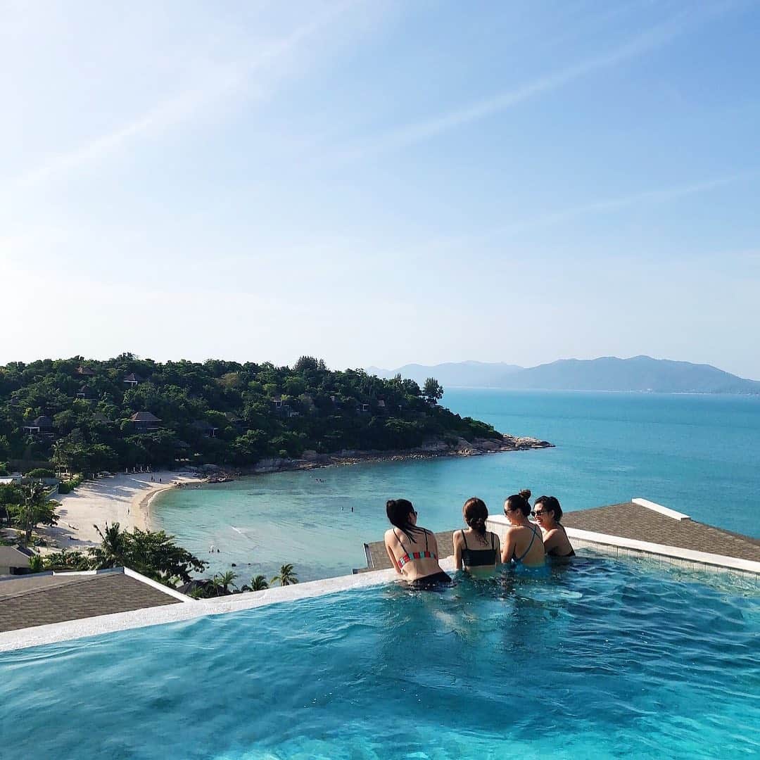 Airbnbさんのインスタグラム写真 - (AirbnbInstagram)「This luxury villa above Samrong Bay offers staggering sunsets and easy access to a white-sand beach. But the true highlight might be its Superhost, Rachel, who’ll guide you to her favorite local spots, like the nearby street market. She’s also happy to arrange any extra services you might want, from home-cooked meals by local chefs to island-hopping cruises.  Photo: @sinyeinnn」4月8日 6時42分 - airbnb