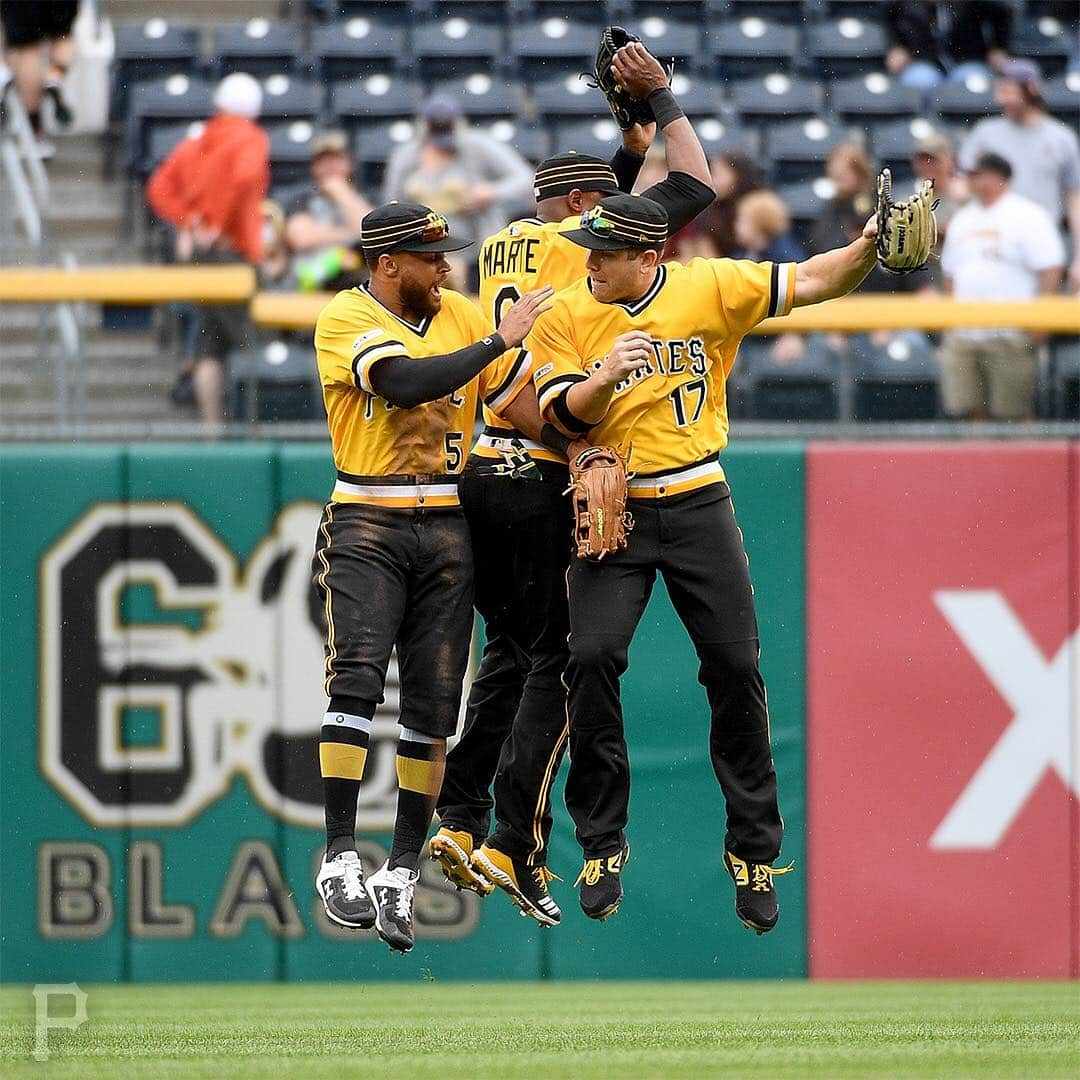 ピッツバーグ・パイレーツさんのインスタグラム写真 - (ピッツバーグ・パイレーツInstagram)「Get out the brooms 🧹 #RaiseIt」4月8日 6時43分 - pittsburghpirates