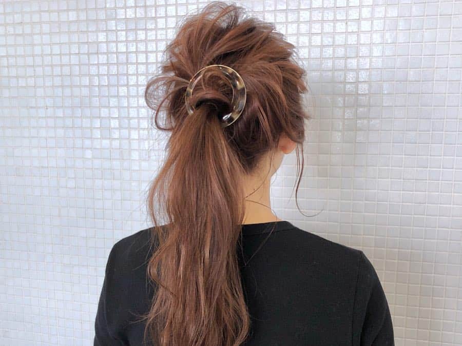 kawamura_takashi_camさんのインスタグラム写真 - (kawamura_takashi_camInstagram)「ヘアアレンジ & ヘアセット 河村タカシ ホールピンを使った簡単ポニーアレンジ。  髪の毛に通して留めるだけの簡単ヘアアクセです。  ポニーやお団子につけるだけで ヘアアレンジが愉しくなることな違いなし！！ #hairarrangecam  #hairarrange  #hairset  #hair  #ヘアアレンジ  #ヘアセット  #ヘア  #大阪  #心斎橋  #心斎橋美容室 #followme  #hairdresser  #美容師 #サロモ募集 #サロンモデル募集  #サロモ #撮影モデル募集 #関西サロモ #ヘアアレンジモデル募集 #ポニー #ポニーテール #ポニーアレンジ #ホールピン #ヘアアクセサリー  #locari  #mery #헤어어레인지　 #머리스타그램　 #뷰티스타그램  #헤어　 大阪市中央区心斎橋筋1-1-5 永恒ビル4F hair&make TAXI」4月8日 6時46分 - kawamura_takashi_cam