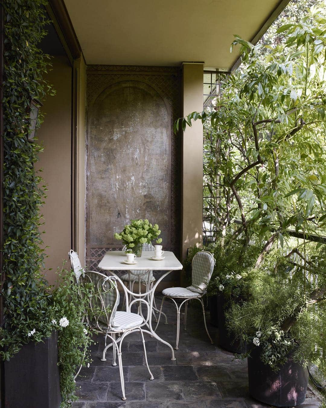 ELLE DECORさんのインスタグラム写真 - (ELLE DECORInstagram)「The lush life, as seen on the balcony of a Milan apartment revived by Roberto Peregalli and Laura Sartori Rimini of Studio Peregalli. A vintage iron table and chairs sit the papyrus, wisteria, and ferns. Photo by @simonuptonphotos, from the ED archives.」4月8日 6時49分 - elledecor