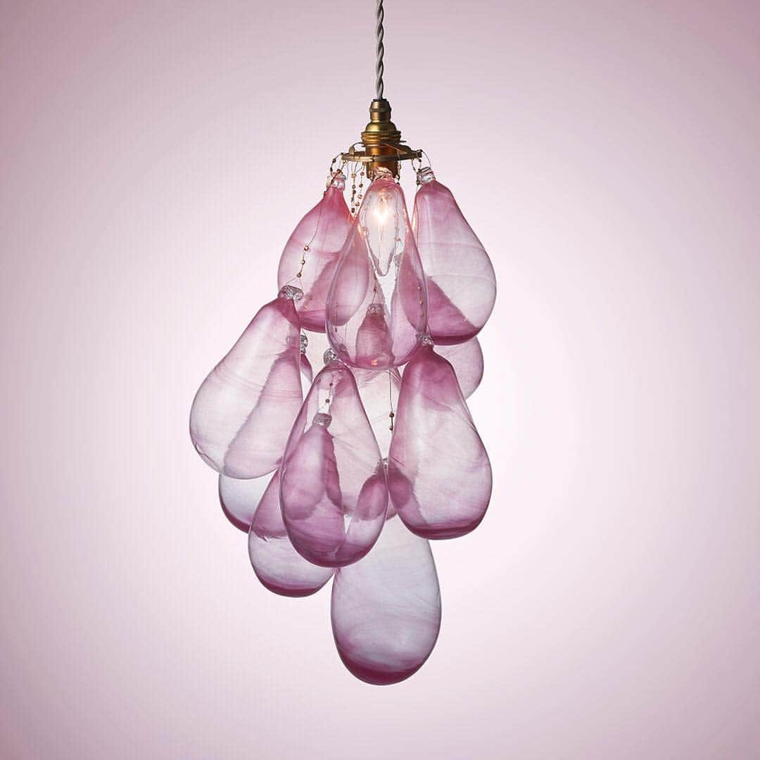 のインスタグラム：「Miyo Oyabu /Memory Pink  透過した世界に懐かしい記憶の断片がよみがえる。  大人になって封印してきたようなPINK。  ペンダントコードは pipeで覆ったタイプとcodeのままのものを。 ーーーーーーーーーーーーーーーーーーーーーーーーー Memory の販売につきまして。  会期前にも関わらずたくさんの方にお問い合わせ頂き誠にありがとうございます。  Memoryとランプシェード販売につきまして以下のとおりご案内いたします。 ・ ・ ◇店頭での展示品販売について  MEMORY  購入可能数　一人一点までとさせて頂きます。 ランプシェード　制限はございません。 ・ ・ ◇照明のご注文につきまして  本年も品切れした作品については、ご注文を承ります。 その際、以下の点につきましてご理解の程よろしくお願いいたします。 ・ 〈数量につきまして〉 MEMORY  数量限定  ランプシェード　 制限はございません。 ※ランプシェードは定番仕様のもののみ受注させていただきます。 ・ 〈納期につきまして〉 制作工程に細かい点が多く、一点一点手作業で制作していますので納期は年内のお届けを目標とさせて頂きます。 状況次第では更にお時間を頂くことがございますのでご了承ください。 ・ 〈色調について〉 毎回調合する為、作品ごとに色味が異なります。 また、色によっては注文を承るのが難しいものもございますので店頭でスタッフにお尋ねください。 ・ 〈ガラス玉の個体差について〉 ガラスの玉は型などを使用せずにその時の感性で制作していますので個々の大きさや全体のボリューム感は一灯一灯異なります。 ・ 〈金具の色について〉 真鍮、ブロンズ共にお選びいただけます。 ・ 〈キャンセルについて〉 受注製作品となりますので、ご注文後のキャンセルはご遠慮いただきますようお願い申し上げます。  皆さまのご来店を心よりお待ち申し上げております。 ーーーーーーーーーーーーーーーーーーーーーーーーー おおやぶみよ × 雨晴 「Strawberry Moon」  一年に一度だけ見ることのできる「Strawberry Moon」  その幻想的な情景をイメージしたオブジェを中心に、 色彩豊かなうつわやグレイッシュなグラスなどが並びます。  初夏の夜を優しく彩るみよさんの作品と共に過ごす、 涼やかな時間をご提案いたします。  会期: 2019年4月19日（金）〜 5月6日（月・祝）  在店予定日：おおやぶみよ　 4月20日（土）  https://www.amahare.jp/event/20190419.html ーーーーーーーーーーーーーーーーーーーーーーーーー おおやぶみよ × Celaravird × 雨晴 「Strawberry Moonの会」  おおやぶさんの在店日に 代々木上原のモダンガストロノミー「セララバアド」 @celaravird のデザートとお酒を おおやぶさんのうつわで愉しむ特別なイベントを開催いたします。  この展示会用に橋本シェフがご用意してくださったデザートをどうぞお愉しみください。  皆様のご参加をお待ち申し上げております。  4月20日（土）14:00〜17:00 ※ご予約不要。無くなり次第終了。 ーーーーーーーーーーーーーーーーーーーーーーーーー #おおやぶみよ #miyooyabu #日月 #hizuki  #橋本宏一 #セララバアド #celaravird #代々木上原 #ガストロノミー  #硝子 #ガラス #照明 #うつわ #interior #pendantlight  #工芸 #craft #japanesecraft #日本 #japan  #雨晴 #amahare  #暮らし #東京 #白金台 #目黒 #恵比寿 #広尾 #shirokanedai  #雨の日も晴れの日も  Photo / Yuichiro Ohmura  @geargraphy」
