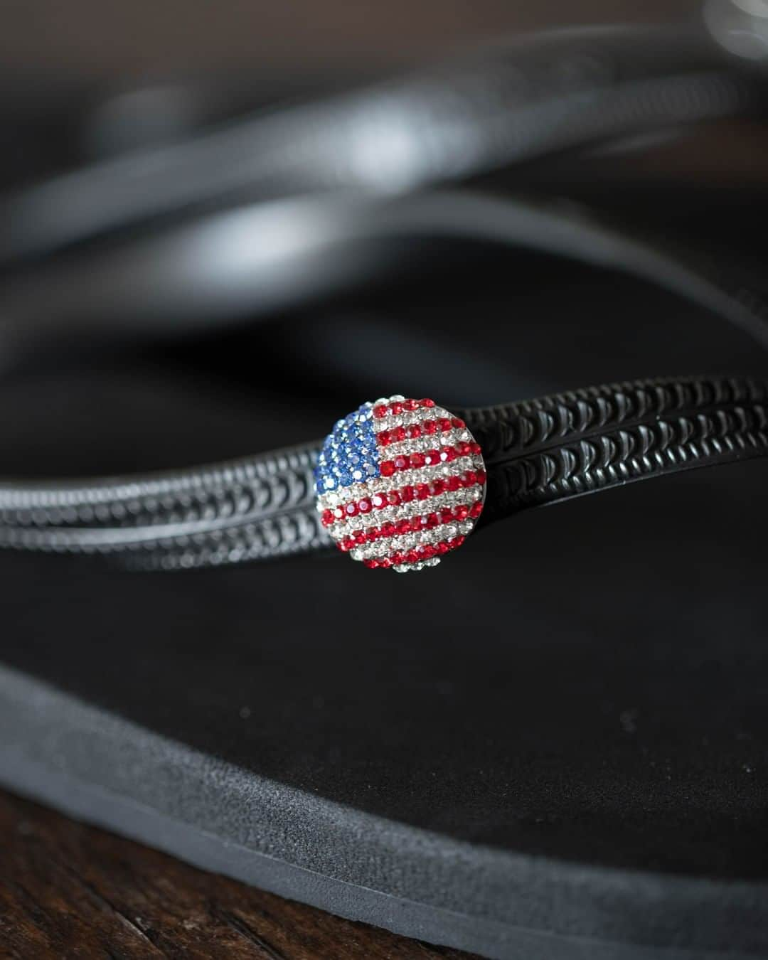 Popits Hawaiiさんのインスタグラム写真 - (Popits HawaiiInstagram)「Flat Black sandal x USA FLAG charm🇺🇸⁣ ⁣ #sundayfunday #popitshawaii #ポピッツ #sandals #charms #alohastate #luckywelivehawaii #waikiki #footwear #thong #happyfeet #flipflops #slippers #ハワイ #ハワイ旅行 #ハワイ好き #ハワイ大好き #ハワイ好きな人と繋がりたい #ビーチサンダル #フラ #フラダンス #占い」4月8日 7時00分 - popitshawaii