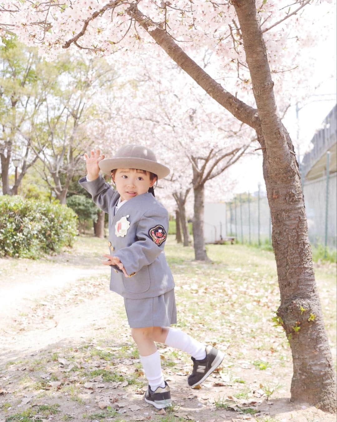 SHOGさんのインスタグラム写真 - (SHOGInstagram)「今日から幼稚園☺︎ たくさん笑ってたくさん遊んで 毎日楽しく通えますように！ 制服ぶかぶか☺︎ * #たれまゆちゃん #幼稚園#幼稚園制服#桜 #男の子#3歳#7月生まれ」4月8日 7時13分 - shogphoto