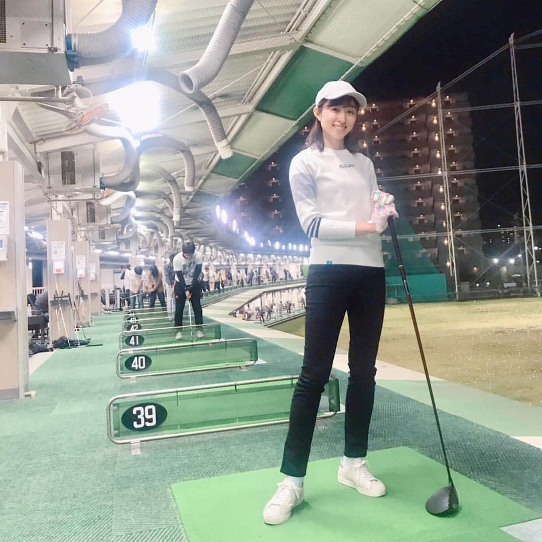 森木美和さんのインスタグラム写真 - (森木美和Instagram)「最近、ドライバーが不安定🏌️‍♀️💦﻿ ﻿ 右手が強くなっていたり、合わせにいくクセが付いてました。﻿ ﻿ こうなったら、スライスばかり😅💦﻿ ﻿ しっかり身体の前で振れるようにリズム良く体幹を使ってスイングする練習をしました🏌️‍♀️✨﻿ ﻿ フルスイングしたくなるのを我慢して、ひたすらハーフスイングで練習したら、少し良くなったかも☺️💕﻿ ﻿ #ゴルフ練習#ゴルフ練習場#スイング動画 #ゴルフ場 ﻿#golf#golfgirl#ゴルフコーデ#ゴルフ好き#enjoygolf#ゴルフ#ゴルフウェア#adidasgolf #春ゴルフ #春ゴルフコーディネート #撮影﻿#ゴルジョモ﻿」4月8日 7時11分 - miwamoriki