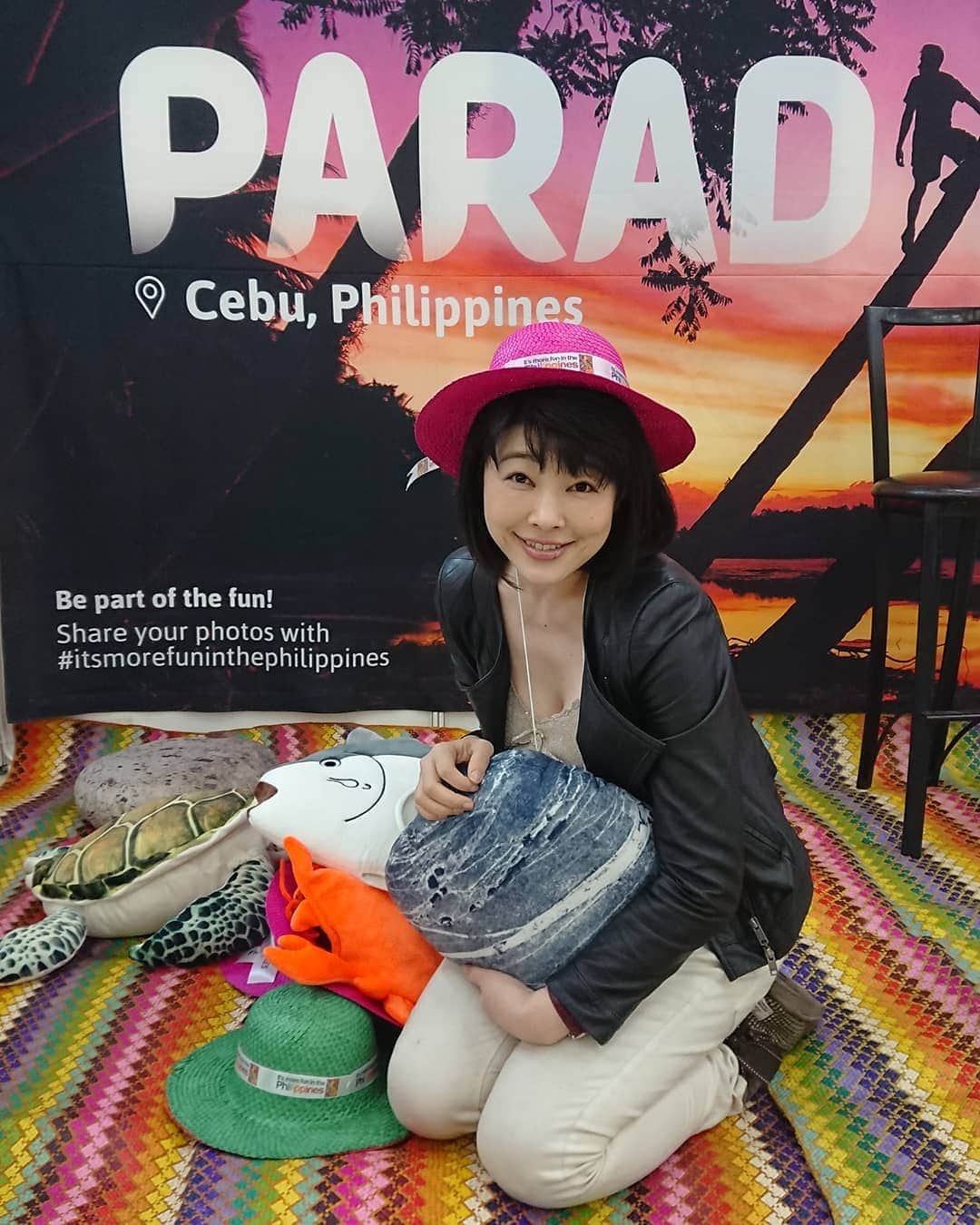 松坂南さんのインスタグラム写真 - (松坂南Instagram)「こちらは、石を抱っこしてる(笑)  #itsmorefuninthephilippines  #マリンダイビングフェア  #フィリピンブース #フィリピン政府観光省 #もっと楽しいフィリピン」4月8日 7時11分 - minami_matsuzaka