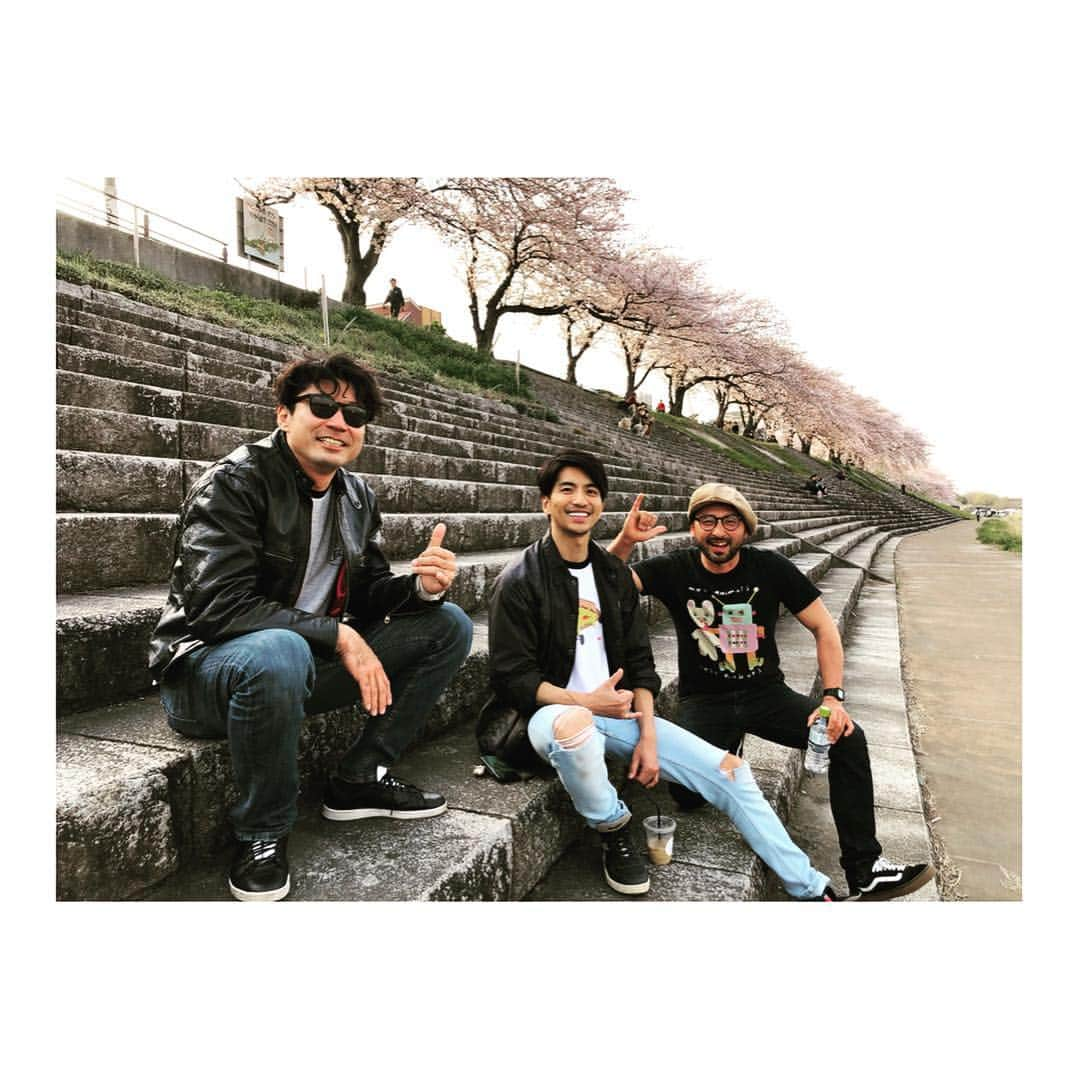 幸太さんのインスタグラム写真 - (幸太Instagram)「charged & relax weekend w good friends  この週末は久しぶりに沢山の友達に会えましたー  いつも集まる仲間はもちろん‼️ 海外から久しぶりに帰国中の人、誕生日の人、応援してくれてる初めましての方が店に来てくれたり、遠くから家族で来てくれた仲間、、、 その合間には海にも浸かれて…🏄‍♂️ 天気も良かったし、なんだかHAPPYで最高の週末でしたぁー😙  さっ、あいにくの天気ですが 今週も笑顔で楽しんでいきますよー🤙🏿👍🏿🙏🏿 #weekendtime #friends #myfamily #smile #lifestyle #model #surfer #cafe #hairsalon #owner  #週末時間 #仲間との時間 #久しぶりに #会える仲間も居て #最高に #リラックスした時間 #笑顔が大事 #わらうかどには福来たる  #モデル #サーファー #美容マニア #カフェオーナー #ヘアサロンオーナー #幸太」4月8日 7時28分 - kotawave