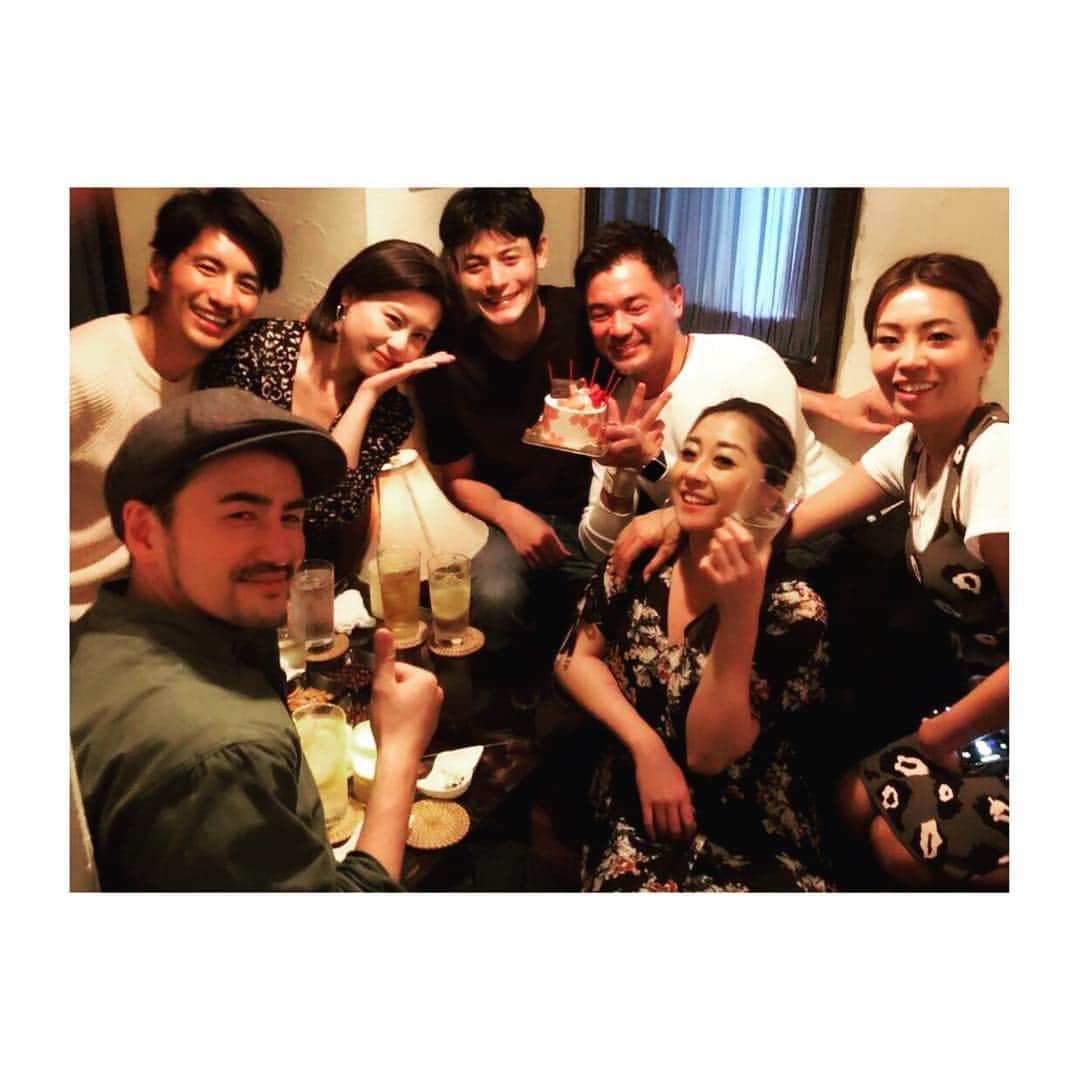 幸太さんのインスタグラム写真 - (幸太Instagram)「charged & relax weekend w good friends  この週末は久しぶりに沢山の友達に会えましたー  いつも集まる仲間はもちろん‼️ 海外から久しぶりに帰国中の人、誕生日の人、応援してくれてる初めましての方が店に来てくれたり、遠くから家族で来てくれた仲間、、、 その合間には海にも浸かれて…🏄‍♂️ 天気も良かったし、なんだかHAPPYで最高の週末でしたぁー😙  さっ、あいにくの天気ですが 今週も笑顔で楽しんでいきますよー🤙🏿👍🏿🙏🏿 #weekendtime #friends #myfamily #smile #lifestyle #model #surfer #cafe #hairsalon #owner  #週末時間 #仲間との時間 #久しぶりに #会える仲間も居て #最高に #リラックスした時間 #笑顔が大事 #わらうかどには福来たる  #モデル #サーファー #美容マニア #カフェオーナー #ヘアサロンオーナー #幸太」4月8日 7時28分 - kotawave