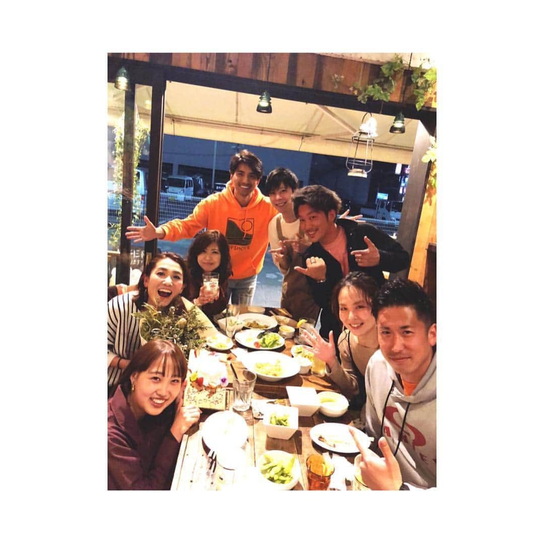 幸太さんのインスタグラム写真 - (幸太Instagram)「charged & relax weekend w good friends  この週末は久しぶりに沢山の友達に会えましたー  いつも集まる仲間はもちろん‼️ 海外から久しぶりに帰国中の人、誕生日の人、応援してくれてる初めましての方が店に来てくれたり、遠くから家族で来てくれた仲間、、、 その合間には海にも浸かれて…🏄‍♂️ 天気も良かったし、なんだかHAPPYで最高の週末でしたぁー😙  さっ、あいにくの天気ですが 今週も笑顔で楽しんでいきますよー🤙🏿👍🏿🙏🏿 #weekendtime #friends #myfamily #smile #lifestyle #model #surfer #cafe #hairsalon #owner  #週末時間 #仲間との時間 #久しぶりに #会える仲間も居て #最高に #リラックスした時間 #笑顔が大事 #わらうかどには福来たる  #モデル #サーファー #美容マニア #カフェオーナー #ヘアサロンオーナー #幸太」4月8日 7時28分 - kotawave