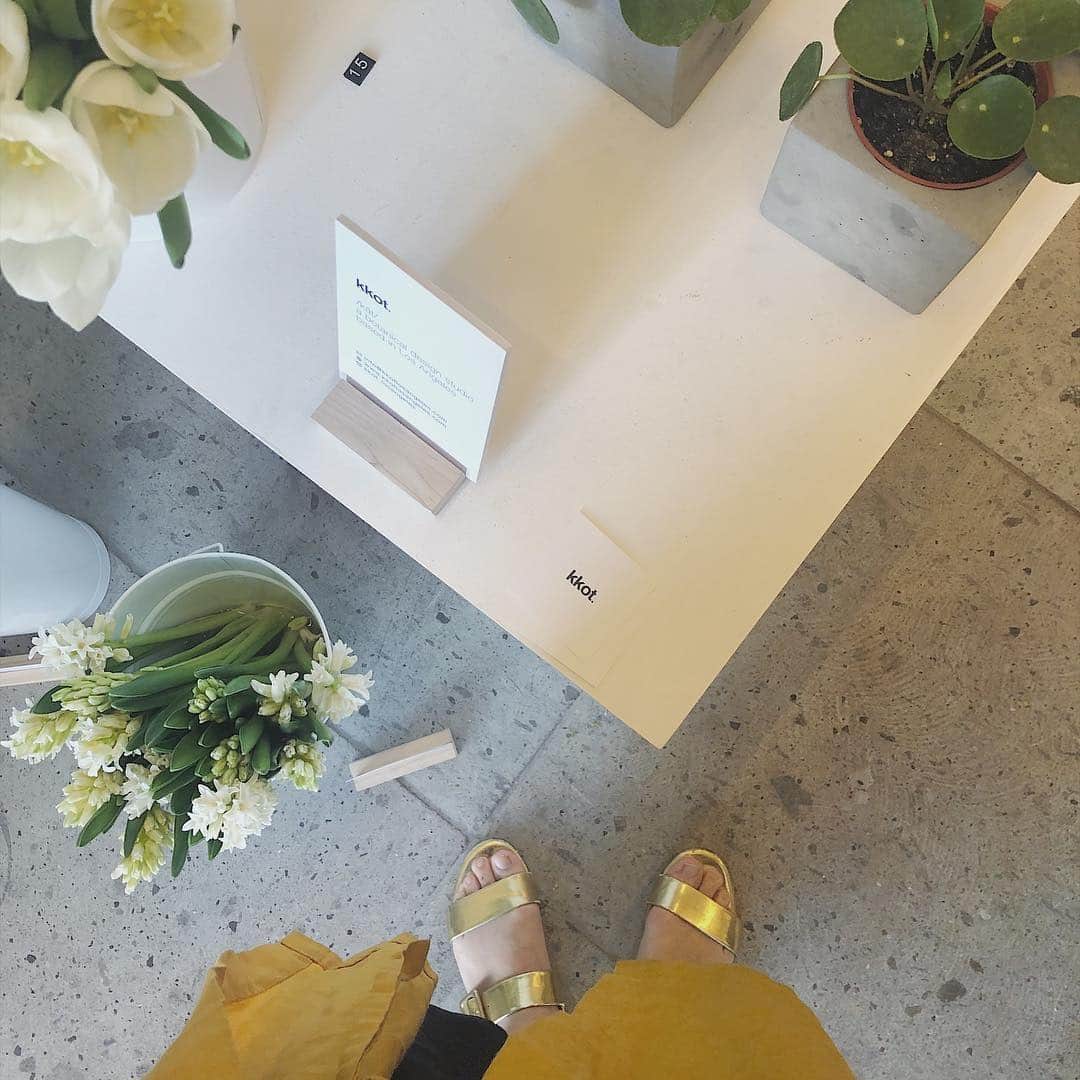 のインスタグラム：「If you want to spend your Sunday looking at the prettiest plants from @kkot_losangeles Stop by @cosstores in Beverly Hills until 6pm today. You will want everything! 🌱 ベバリーヒルズで今日までのポップアップがあって、新しい植物を探しの方がいれば是非コスに行ってみてください。18時までのイベントなの。#plants #kkot #cos #beverlyhills #weekend #weekendvibes #fun #losangeles #pottedplants」