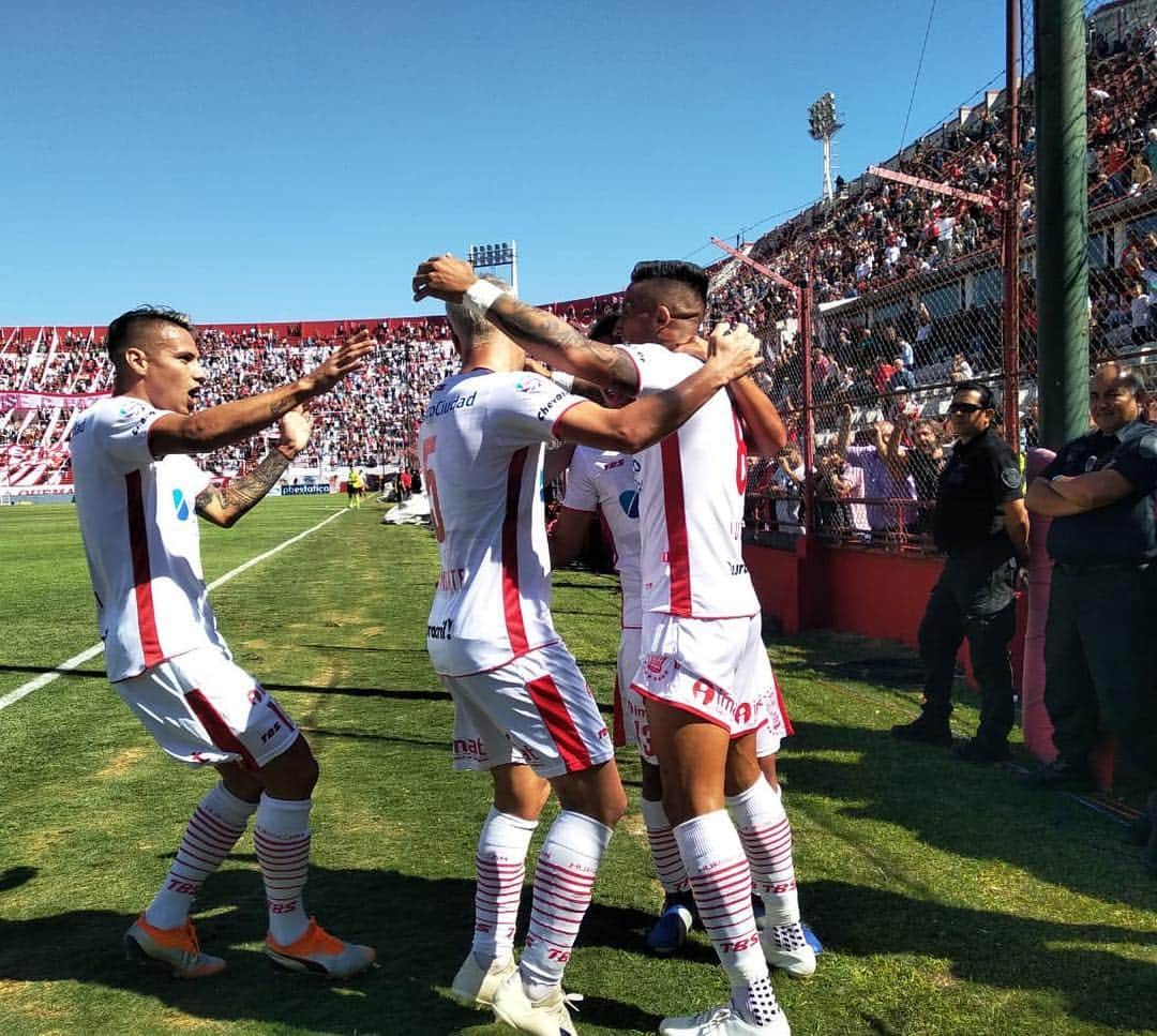 ルーカス・バリオスのインスタグラム：「Felicitaciones a todo el equipo por el triunfo y clasificación a la Copa Sudamérica !! 🏆 saludos a todos mis seguidores 👍👍LB#8」