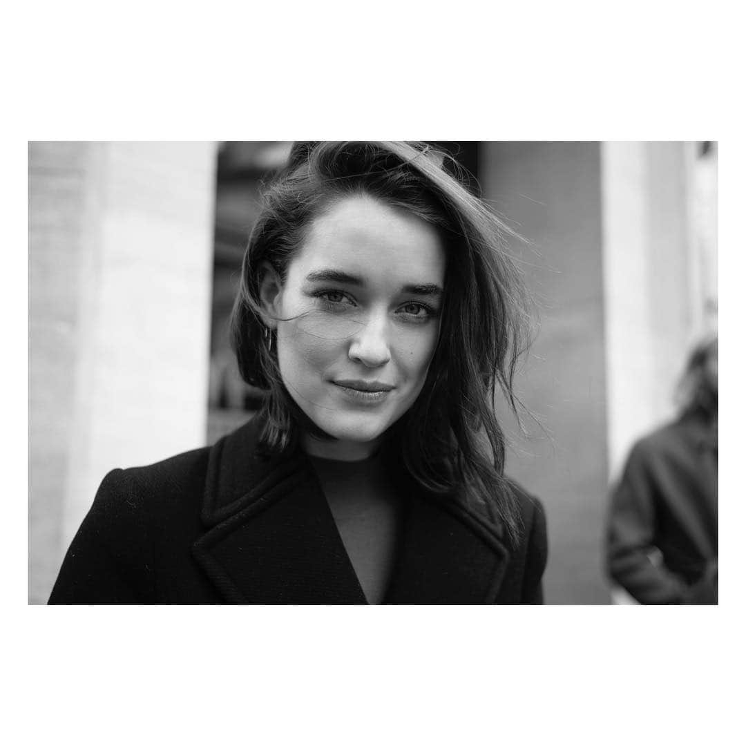 ケイト・ハリソンのインスタグラム：「à l'étranger」
