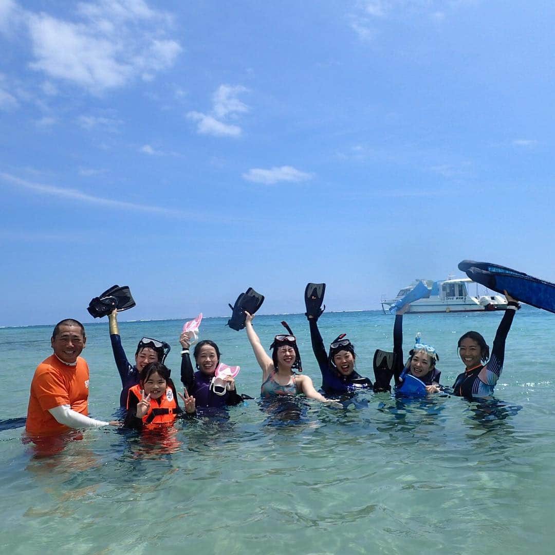 大下瞳美さんのインスタグラム写真 - (大下瞳美Instagram)「昨日4.7は宮古島海開きの日🐬  楽しい楽しい夏の始まりっ。  リトリートのみんなには、シュノーケル楽しんでもらったよー。  ８月組はスキンダイビングや船で出かけてステキなスポットに行くよ🏃‍♀️ 今日から沖縄本島移動✈️ #summer #miyakojima#skindiving #シュノーケルツアー#beachwear #yogaretreat #supyogaretreat #島暮らし#海好き#beachgirl #roxygirl #roxyjapan#beachlife #宮古島サップヨガ#広島#suryoga#水着」4月8日 7時37分 - hitomiooshita