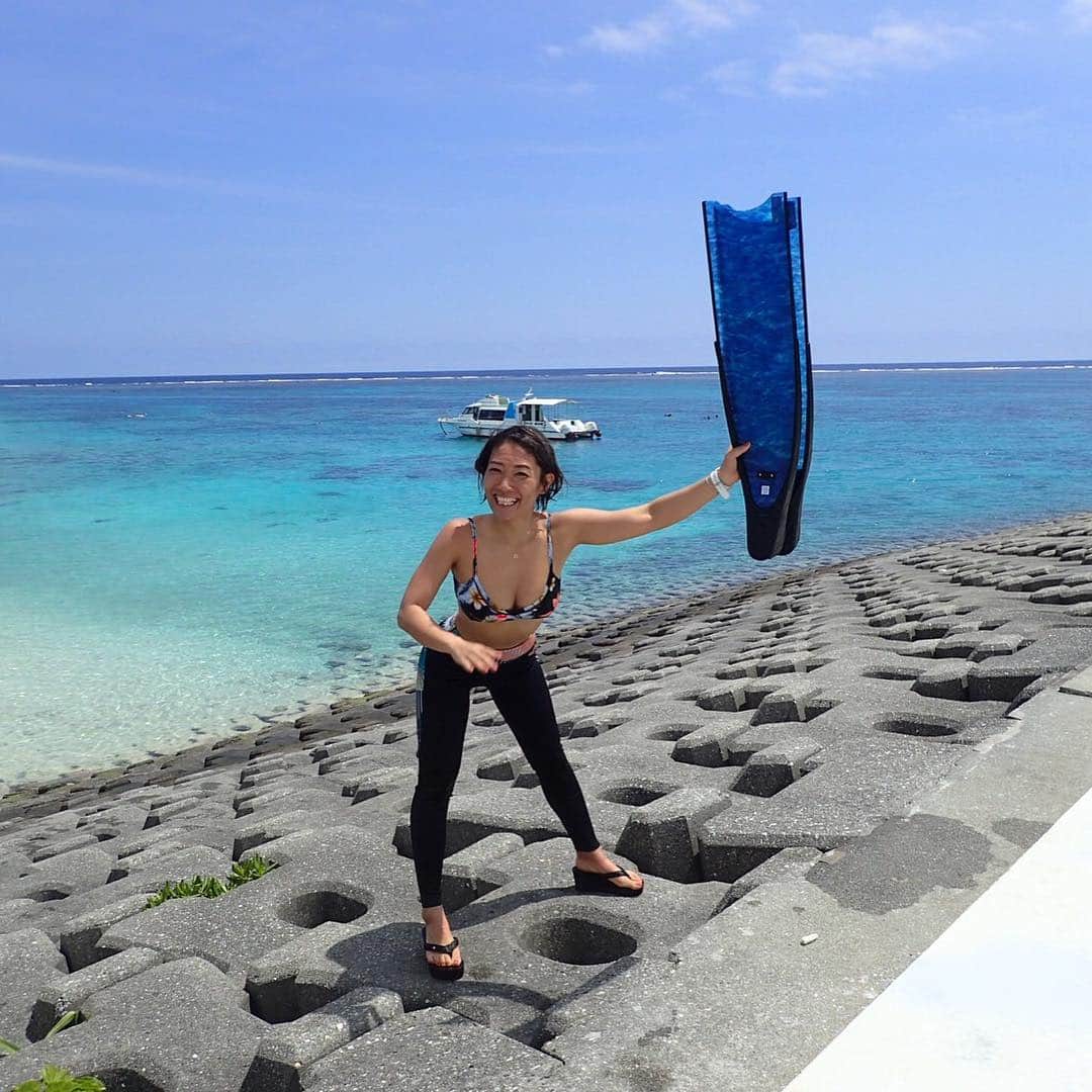 大下瞳美さんのインスタグラム写真 - (大下瞳美Instagram)「昨日4.7は宮古島海開きの日🐬  楽しい楽しい夏の始まりっ。  リトリートのみんなには、シュノーケル楽しんでもらったよー。  ８月組はスキンダイビングや船で出かけてステキなスポットに行くよ🏃‍♀️ 今日から沖縄本島移動✈️ #summer #miyakojima#skindiving #シュノーケルツアー#beachwear #yogaretreat #supyogaretreat #島暮らし#海好き#beachgirl #roxygirl #roxyjapan#beachlife #宮古島サップヨガ#広島#suryoga#水着」4月8日 7時37分 - hitomiooshita