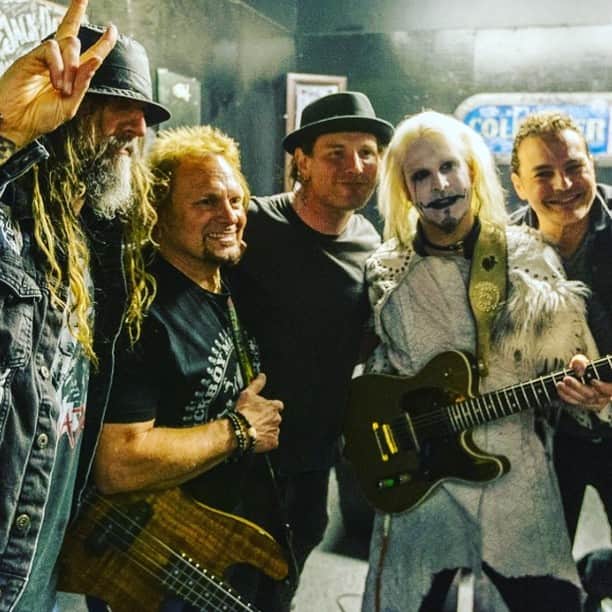 ロブ・ゾンビのインスタグラム：「Backstage last night at the Whiskey a Go Go before the gig with @mad_anthony_bassman @coreytaylor @john5official @fredcoury . Those cats killed it on the Van Halen tunes. No surprise. Photo by @jskurkisphotos #whiskeyagogohollywood #robzombie #michaelanthony #coreytaylor #johnfive #fredcoury #vanhalen」
