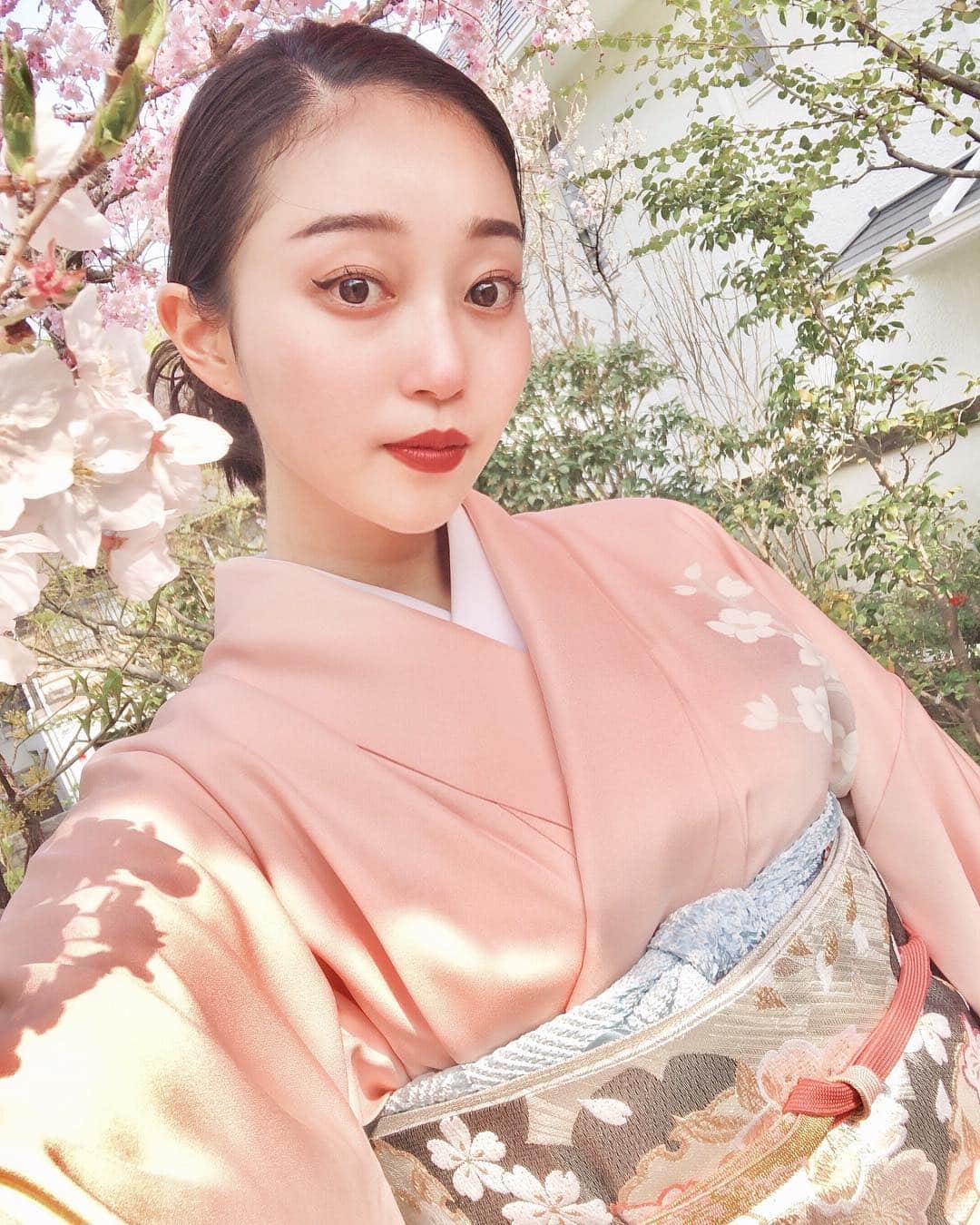 梅谷安里さんのインスタグラム写真 - (梅谷安里Instagram)「🌸🌸🌸 最高のお天気だった昨日は 桜柄のお着物を着てお茶会へ👘 お庭の桜が満開だった☺️🌸 ・ さあ今週も頑張りましょう🌿🌿🌿 ・ ・ #🌸#桜#着物  #sakura #kimono」4月8日 7時44分 - anriworld
