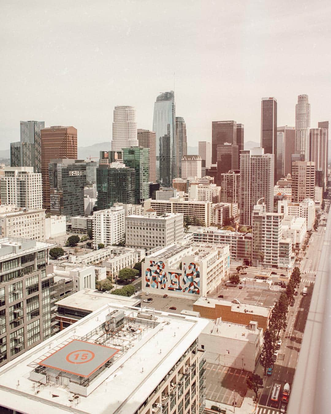 W E Y L I Eのインスタグラム：「Swipe for a before/after! I can never decide if I like city life or suburb life. Both have it’s pros and cons! I love having a backyard, but also miss a city view. Another question- what do you guys think of IG themes? Is that getting old yet? Lol. Thinking of just letting that go and letting each photo stand on its own. Would like to hear your thoughts whether you’re an “influencer” (ew, I hate using that word lol) or not! By the way...for my influencers out there...what do you like to call yourself? I personally do not like referring to myself as one but also not sure what to call myself when people ask LOL pls halp」