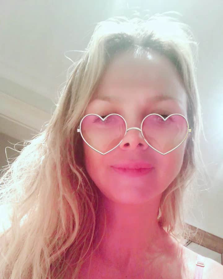 Eliana Michaelichin Bezerraのインスタグラム：「A educação salva!! Obrigada pela vice-liderança. Eu e nossa querida equipe estamos muito felizes com a audiência. 💕 Repórter: @rickyteixeira」