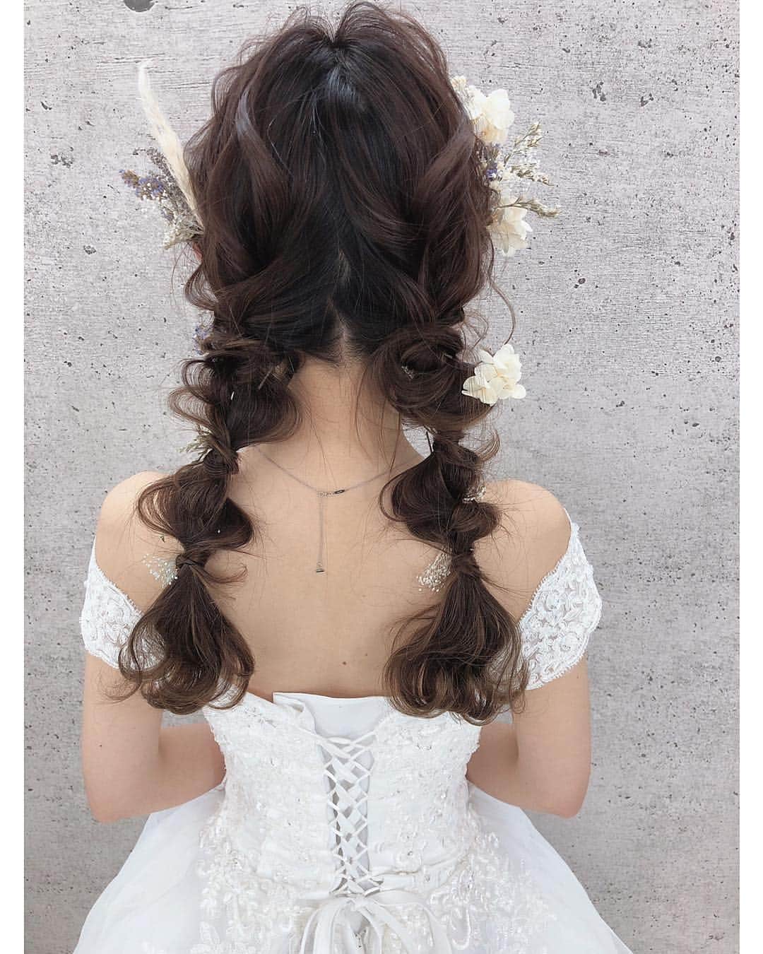 堀井大輔さんのインスタグラム写真 - (堀井大輔Instagram)「#ホリーカタログ ・ ツインテール ・ ベースはコテで半回転つけて くくってます。 ・ 6/25東京ヘアアレンジセミナー。 沢山の問い合わせありがとうございます🙇‍♂️ 現在19名。 あと1名のみ募集してます🙇‍♂️ DMにお問い合わせください🙇‍♂️🙇‍♂️ ・ ・ #クラウンヘアー#天白区#名古屋 #日進市 #美容師#ファッション #ヘアセット#セット#ヘアアレンジ #東京 #沖縄 #北海道 #大阪 #プレ花嫁 #福岡 #ウェディングドレス #名古屋美容師 #ハナコレストーリー #ウェディングニュース #コテ巻き #巻き髪 #名古屋美容師求人 #アップスタイル #まとめ髪 #おだんご #編みおろし #Dressy花嫁 #プラコレ」4月8日 7時50分 - daisuke_5511