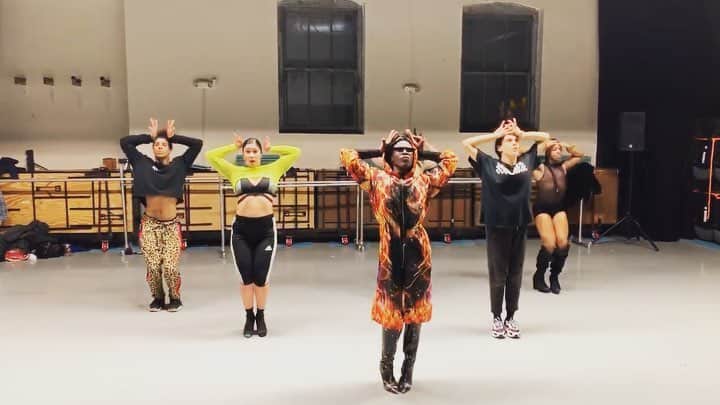 JONTE’のインスタグラム：「Getting these babies linez & feelz 2GETHER. @su.botero @hishamtq @alexthelionbitch @parakarat @iam.dajuan 😘. I will be teaching the month of April Every Monday 7:30pm via @peridancecapeziocenter & 2 classes on Wednesday 1pm via @peridancecapeziocenter & 4:30pm via @bdcnyc (all heels optional).」