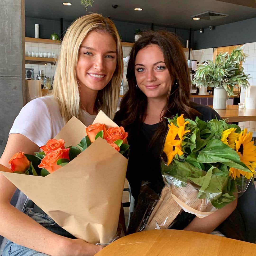 エラ・ネルソンさんのインスタグラム写真 - (エラ・ネルソンInstagram)「Got my girl, my favourite flowers and a STRONG ASS LONG BLACK ☕️ Hi Sydney, I really missed you 💛🌻 #home」4月8日 7時56分 - ellanelson200