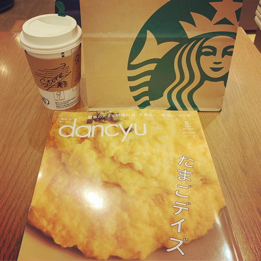 くろさんのインスタグラム写真 - (くろInstagram)「OUR STORE’S COFFEE ☕️ 📚BOOK&CAFE☕️ #ourstorescoffee #customizedstore #doubletallfoamylatte #dancyu #たまごデイズ #starbucks #starbuckscoffee #starbuckscoffeejapan #スタバ #スターバックス #スターバックスコーヒー #スターバックスコーヒージャパン #ストアカスタマイズ #ダブルトールフォーミーラテ #スターバックスコーヒーTSUTAYA新橋店」4月8日 8時05分 - m6bmw