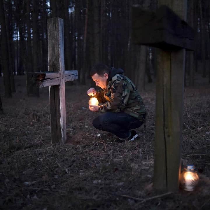 NBC Newsさんのインスタグラム写真 - (NBC NewsInstagram)「A man lights a candle at a makeshift memorial at a site that is believed to be where Soviet secret police shot and buried thousands of victims in the 1930s and 1940s.⁣ .⁣ 📷 @sergeigapon / @afpphoto⁣」4月8日 8時00分 - nbcnews