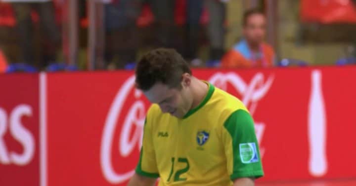 アレッサンドロ・ローザ・ヴィエイラのインスタグラム：「VÍDEO- Que matéria hoje no @esporte.espetacular 😪😪 de emocionar! NÃO VIU?  LINK NO STORIES.  Obrigado pela participação @dandansportv @marcelosportv e meu tio @silvio_12_cesar .  #Evitecomparações 👑 #OREI 👑  Edição @yurigomes」