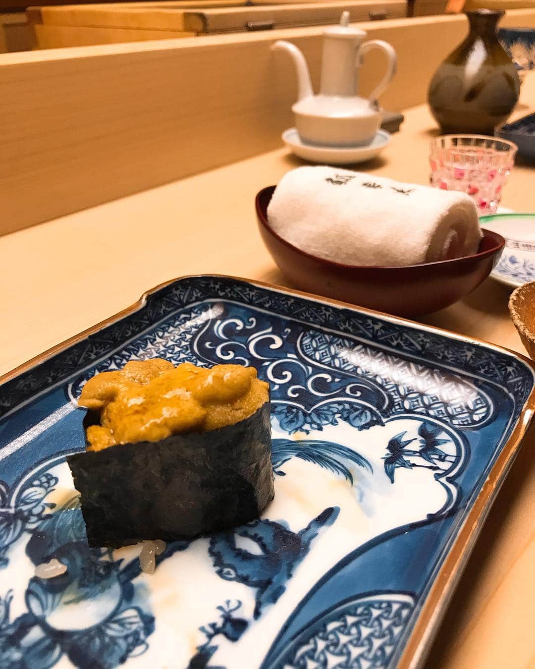 Rodner Figueroaさんのインスタグラム写真 - (Rodner FigueroaInstagram)「Ginza Aoki Sushi!!! 🍣 🇯🇵 The most discreet, artful and delightful dining experience!!! Culinary tradition!!! 👌🏼 Una experiencia culinaria discreta, elegante, deliciosa y tradicional en Aoki Sushi en Ginza!!! #aokisushi #sushi #tokyo #japan #foodie #sushiaoki」4月8日 8時02分 - rodnerfigueroa