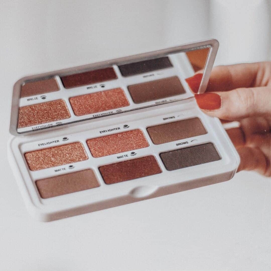 CLARINSさんのインスタグラム写真 - (CLARINSInstagram)「Have you met our Ready in a Flash palette? 6 pure 🔥 shades to take your selfies up a notch 📷: @uneviecocooning #ClarinsMakeup」4月8日 8時15分 - clarinsusa