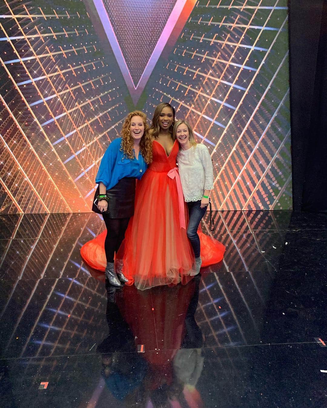 ジェニファー・ハドソンさんのインスタグラム写真 - (ジェニファー・ハドソンInstagram)「@thevoiceuk production and amazing follow coaches @iamwill  @ollymurs @realsirtomjones what a ride!!!!」4月8日 8時13分 - iamjhud