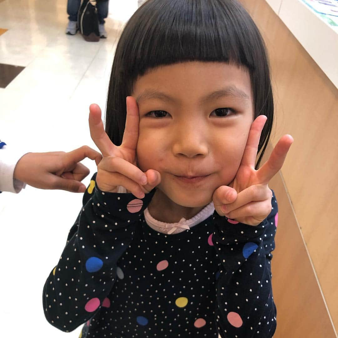 甘糟記子さんのインスタグラム写真 - (甘糟記子Instagram)「昨日は久しぶりにはま寿司へ！  夕方5時くらいに予約券の発行しとのかな？とネットを見ると、いつもは土日で5時くらいだと多くて20組くらいのイメージだったのに、なんと61組待ち！！ 61組って（笑） いつ食べられるの？みたいな？  そんなわけで先に髪の毛のカット！  姫がずっと切りたがってたので(๑˃̵ᴗ˂̵) 最初お兄ちゃんくらい切りたいと言ってたけど、それは結べないしリボンもつけられないから、って言ったら、ママくらい、に変わりました（笑）  ま、2年くらい前の姫の髪型に戻った感じかな？  私たち的には懐かしくて可愛いスタイル！！ なんか息子殿と顔が似てるのが際立ったような？（笑）  2人ともめんこいわ〜☆*:.｡. o(≧▽≦)o .｡.:*☆ あとは、朝ごはんに作った作りかけのサンドウィッチ（笑） 中身はハムチーズ、レタス、ゆで卵、マヨネーズのものと、前日に作った蒸し鶏の胸肉とチーズとレタス、トマト、カレーマヨのもの( ^ω^ )  途中、水泳教室の時間に遅刻しそうなことに気づき、完成品を撮れず（笑）  朝からドタバタ。 まあいつも通り？（笑）  最後の2枚は夜帰ってからお弁当用に作ったゴボウの甘辛炊きと、パパが食べたいっていうから残りの島らっきょもカツオ和えに。 本当は天ぷら用にとっておいたんだけどね。 まあ、塩もみしてカツオ和えが美味しいよね(≧∀≦) まだまだ夜早く寝る生活パターンに戻れないわ〜（笑）  #息子殿姫#息子殿#姫#ヘアカット#チコちゃん#懐かしい#可愛い#前髪ぱっつん# はま寿司#japanese#japanesegirl」4月8日 8時23分 - norihey924