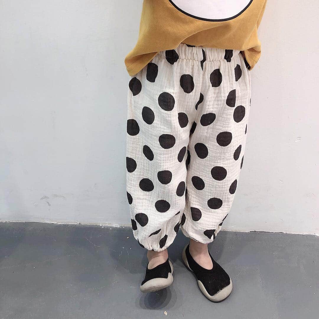 子供服のbig foRE:stさんのインスタグラム写真 - (子供服のbig foRE:stInstagram)「. ポルカドットサルエルパンツ【809】  おはようございます🌞 週末は地域の子供神輿がありました☺️ 日向は暑いくらいでもう半袖でいいなぁと思いながら行進してました😅 . これからの暑い季節にもオススメなのがこちらのかわいいドット柄パンツ💕 シルエットもゆったりだし、なによりリネン風な生地なので涼しく着れます😉 . これからの季節にぴったりな可愛すぎるこちらのアイテム❤︎ ぜひチェックしてみてください☺️ . #子供服 #キッズコーデ #韓国子供服 #kidscode #outfit #おでかけコーデ#おしゃれさんと繋がりたい #kidsjapan #セレクトショップ #女の子コーデ  #男の子コーデ#女の子ママ#男の子ママ#インポート#ママリ #コドモノ #ベビフル#春アイテム#お洒落さんとつながりたい#ママハグ#ninas#春物#レギンスコーデ #ハイウエストデニム #ポルカドット#ドット柄#サルエルパンツ」4月8日 8時16分 - olpemi_
