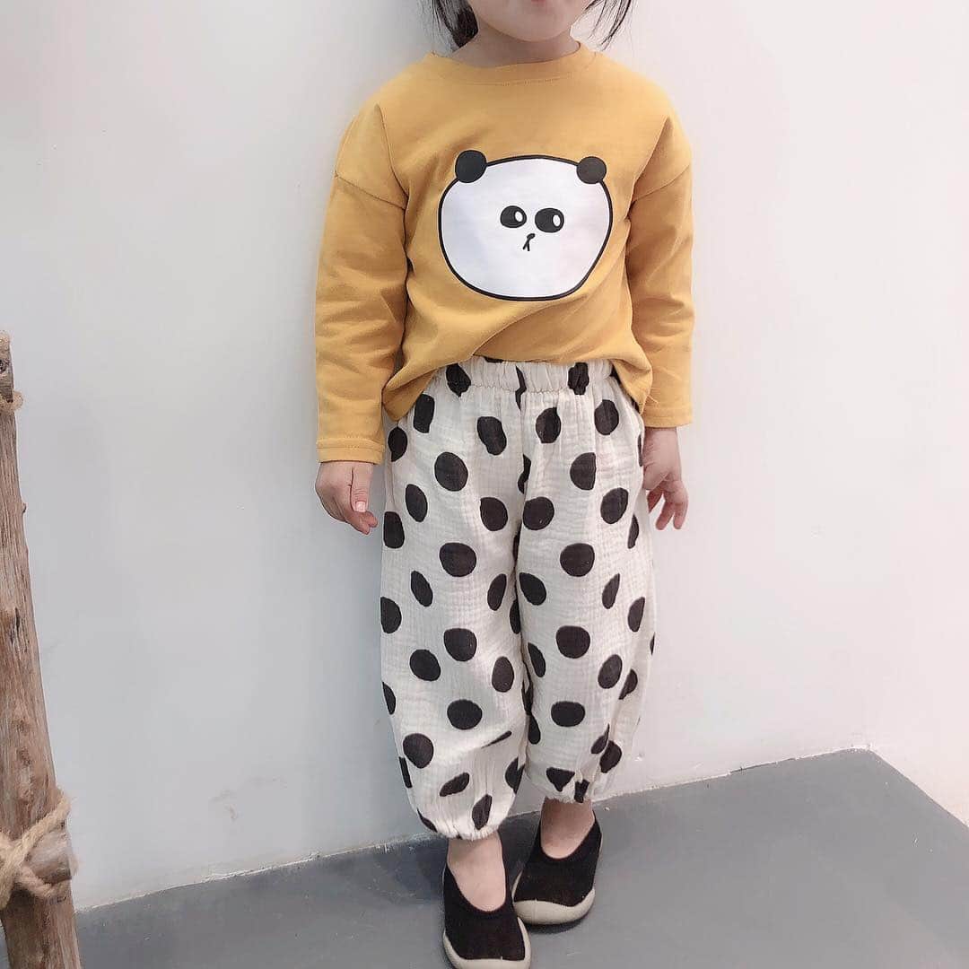 子供服のbig foRE:stさんのインスタグラム写真 - (子供服のbig foRE:stInstagram)「. ポルカドットサルエルパンツ【809】  おはようございます🌞 週末は地域の子供神輿がありました☺️ 日向は暑いくらいでもう半袖でいいなぁと思いながら行進してました😅 . これからの暑い季節にもオススメなのがこちらのかわいいドット柄パンツ💕 シルエットもゆったりだし、なによりリネン風な生地なので涼しく着れます😉 . これからの季節にぴったりな可愛すぎるこちらのアイテム❤︎ ぜひチェックしてみてください☺️ . #子供服 #キッズコーデ #韓国子供服 #kidscode #outfit #おでかけコーデ#おしゃれさんと繋がりたい #kidsjapan #セレクトショップ #女の子コーデ  #男の子コーデ#女の子ママ#男の子ママ#インポート#ママリ #コドモノ #ベビフル#春アイテム#お洒落さんとつながりたい#ママハグ#ninas#春物#レギンスコーデ #ハイウエストデニム #ポルカドット#ドット柄#サルエルパンツ」4月8日 8時16分 - olpemi_