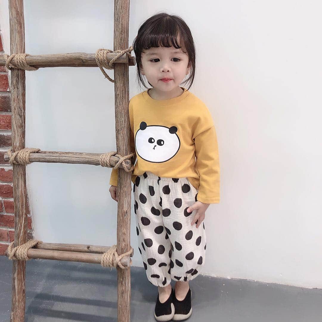 子供服のbig foRE:stさんのインスタグラム写真 - (子供服のbig foRE:stInstagram)「. ポルカドットサルエルパンツ【809】  おはようございます🌞 週末は地域の子供神輿がありました☺️ 日向は暑いくらいでもう半袖でいいなぁと思いながら行進してました😅 . これからの暑い季節にもオススメなのがこちらのかわいいドット柄パンツ💕 シルエットもゆったりだし、なによりリネン風な生地なので涼しく着れます😉 . これからの季節にぴったりな可愛すぎるこちらのアイテム❤︎ ぜひチェックしてみてください☺️ . #子供服 #キッズコーデ #韓国子供服 #kidscode #outfit #おでかけコーデ#おしゃれさんと繋がりたい #kidsjapan #セレクトショップ #女の子コーデ  #男の子コーデ#女の子ママ#男の子ママ#インポート#ママリ #コドモノ #ベビフル#春アイテム#お洒落さんとつながりたい#ママハグ#ninas#春物#レギンスコーデ #ハイウエストデニム #ポルカドット#ドット柄#サルエルパンツ」4月8日 8時16分 - olpemi_