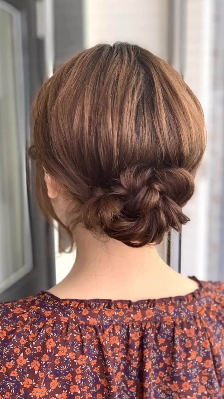 鶴谷和俊のインスタグラム：「【ヘアアレンジ】こだわりシニヨンアレンジ❣️❣️ ①後ろで分ける。 分け目はギザギザにがオススメ。 ②左側を結ぶ。 ③右側を結ぶ。 ④ほぐす。 ⑤左側の毛先を結ぶ。 ⑥右側の毛先を結ぶ。 ⑦左側の真ん中を開けて、右側の真ん中に通す。 ⑧左側にきた髪の毛の 真ん中を開けて、右側の毛束を通す。 ⑨左側にきた髪の毛の 真ん中を開けて、右側の毛束を通す。 ⑩毛先を結ぶ。 ⑪上向きにくるくる丸める。 ⑫アメリカピンで留める。 ほぐす。 ⑬完成  是非参考にしてくださいね🥴  #ロング #ロングアレンジ #入学式 #入学式アレンジ #ヘアアレンジ基礎 #基礎アレンジ #簡単アレンジ動画 #簡単ヘアアレンジ #ヘアアレンジ動画 #ヘアアレンジ解説  #ヘアアレンジ #ヘアーアレンジ #巻き髪 #hardi #アルディ #トアロード #トアウエスト #神戸 #三ノ宮 #三宮 #元町 #美容師 #美容院 #兵庫県 #美容師求人 #美容院求人 #鶴谷和俊」