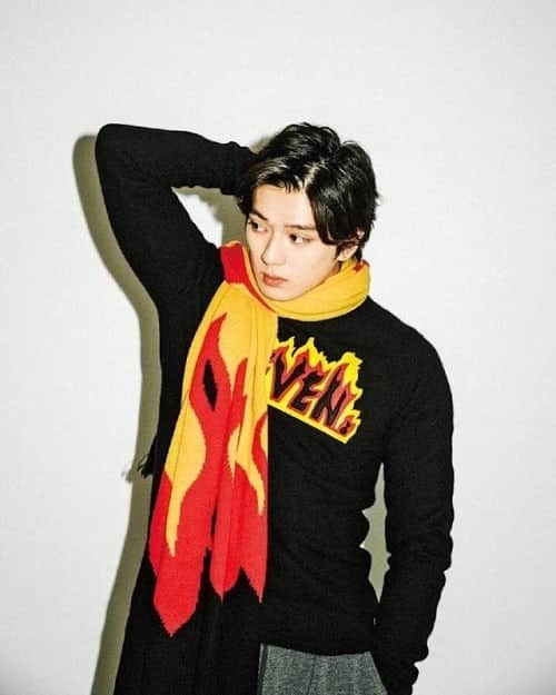 のインスタグラム：「Arata Mackenyu @mackenyu.1116 y 🧡 . . . . . #新田真剣佑 #ArataMackenyu#japaneseboy #japaneseactor #japanesemodel #japanfashion #japanesestyle  #ピンクとグレー  #치위생사 #간호사 #직장인부업 #미용인 #미용 #연남동카페 #연남동맛집 #신혼여행 #신혼 #신혼부부 #おしゃれ #オシャレ #いいね返し #フォロー #韓国人 #韓国 #セルカ #自撮り #ファッション #フォロー」