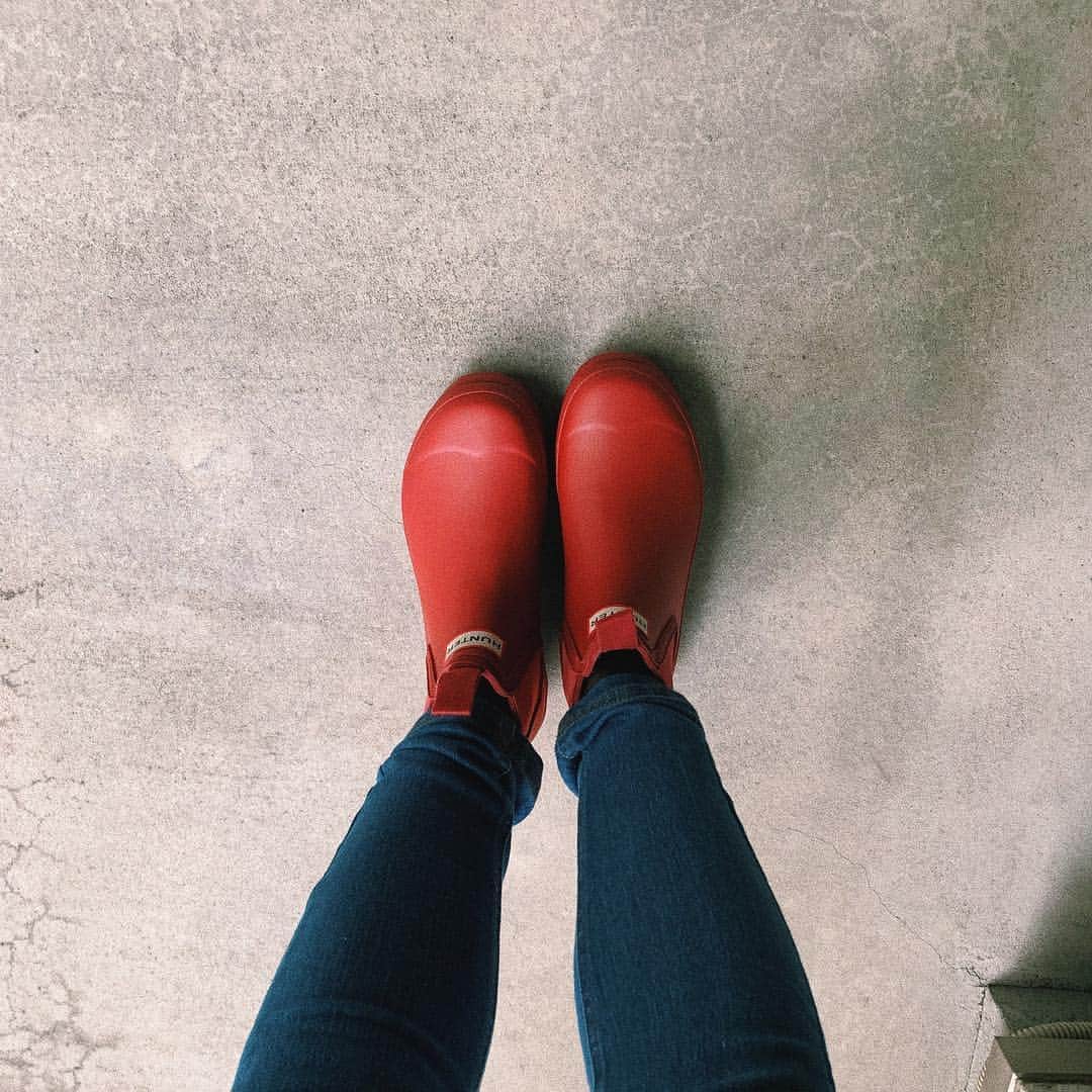 sayocoのインスタグラム：「やっとHUNTERおろせた☔️🌂♥️ ・ ・ スキニーの裾ブーツinしたはずが 少し歩いたら全部出てきた👖🤦‍♀️ ・ ・ #hunter#rainboots#chelseaboots#レインブーツ#チェルシーブーツ」