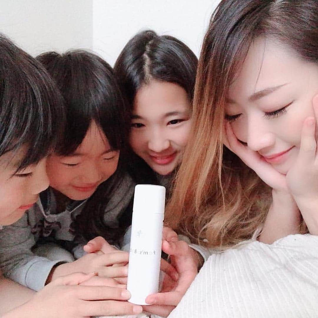 Fam's Baby ファムズベビーさんのインスタグラム写真 - (Fam's Baby ファムズベビーInstagram)「ご家族の皆さんでご利用頂き嬉しいです✨✨ ・ ファムズベビーは角質層まで浸透してバリア機能を発揮🌿🌿 ・ 肌荒れを起こす原因となる乾燥やウイルスや洗剤などから肌を守る保護と、肌の保湿を同時に行うことができます☺️💕 #repost @eri__na_ ⋆*✩⑅◡̈⃝* 【#ファムズベビー⠀】 新生児から使える泡タイプのお肌の保護保湿剤♡ 家族みんなで使えるよ🌟 ファムズベビーは角質層まで浸透してバリア機能を発揮 肌荒れを起こす原因となる乾燥やウイルスや洗剤などから肌を守る保護と、肌の保湿を同時に行うことができるの！ もちろん全身に使えて、敏感肌やアトピー肌にも使える♡ 潤い効果の持続性が抜群👍 汗や水に強くて、一度塗ると8時間もの持続性があるんだよ🌟 ふわっふわのムースのような泡でお肌にのせた時の感触がめちゃくちゃ気持ちがいいの😍💕 朝のお化粧前に使うと仕事終わるまでお肌が乾燥知らず！ 仕事中マスクしてるから、お鼻だけマスクのせいでカサカサしたりしちゃうけど、それがないのが嬉しすぎる😍 あとね、残った泡で手もぬりぬり♡ お仕事上、消毒やら手洗いでかっさかさなわたしの手がかぴかぴにならなくなった♥️ 長女が赤ちゃんの時、ものすごく肌荒れが酷くてほんとにほんとに苦労したのよね💦 もしその時にこの#ファムズ に出会ってたら、長女のお肌はもっと綺麗になってたのかなーって思う♡ #赤ちゃん のいるママさんやこれから赤ちゃんを迎える#マタママ さんにもぜひおすすめしたい商品👐💕 * * * * * * @famsbaby  #保湿クリーム #敏感肌 #スキンケア #赤ちゃん #新生児 #保湿 #美肌 #乳児湿疹 #家族 #子供 #笑顔 #smile #絆 #ママ #アラフォーママ #美容 #美容好きな人と繋がりたい #女子力 #美意識 #自分らしく #子育て #mama #mamagirl  #美意識 #美活 #いつもありがとう」4月8日 8時26分 - famsbaby